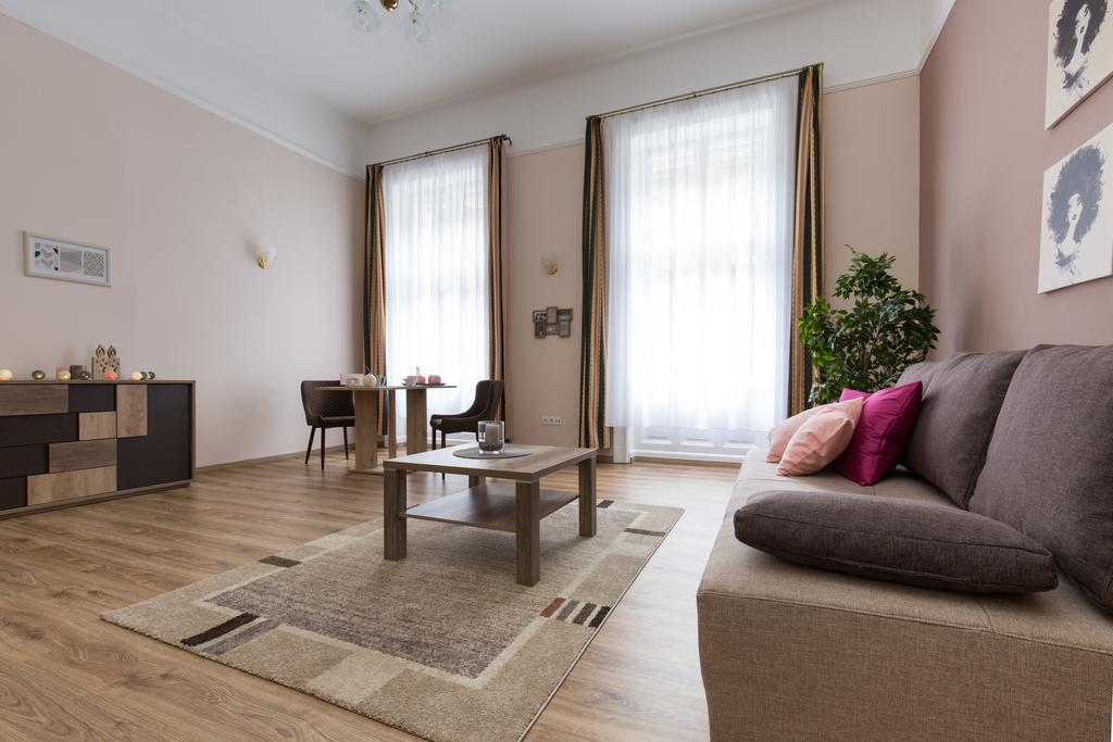 Bpm: Dob70 Classic Apartment In Downtown ブダペスト 部屋 写真