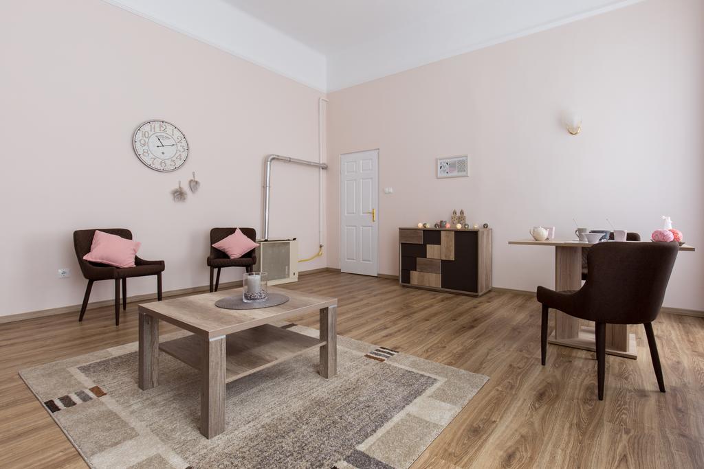 Bpm: Dob70 Classic Apartment In Downtown ブダペスト 部屋 写真